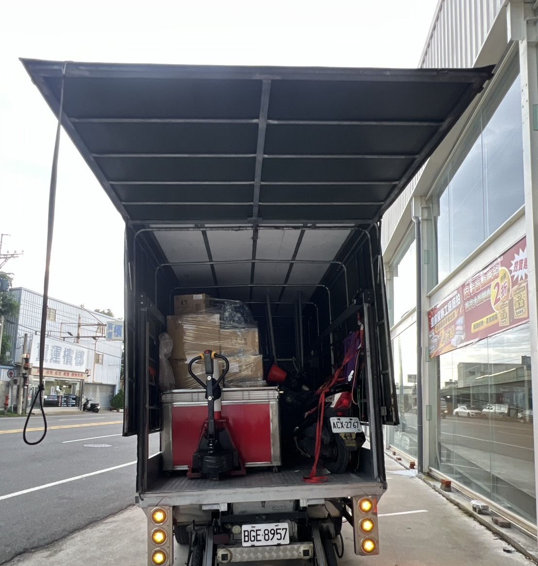 彰化縣和美鎮：整批貨件裝車後送往指定地區