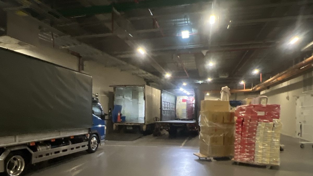 台北市南港區：地下裝卸區進行夜間卸貨與點收