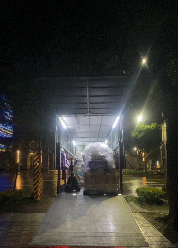 台北市南港區：夜間完成裝車，依現場時程發車配送